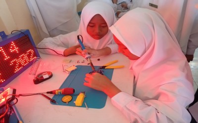 Santri SMP Pesantren At Taqwa bikin Robot